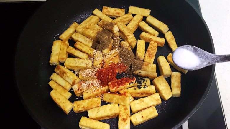 干锅千叶豆腐,加入精盐,翻炒均匀即可