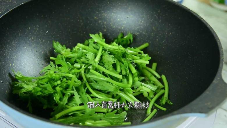 简单快手,适合厨房小白,倒入茼蒿杆大火翻炒。