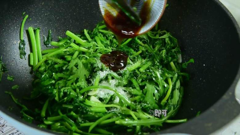 简单快手,适合厨房小白,加入盐、糖、蚝油炒匀即可。