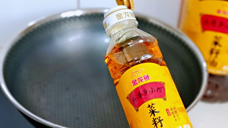 芹菜肉糜酿油豆腐,起锅,加入菜籽油。