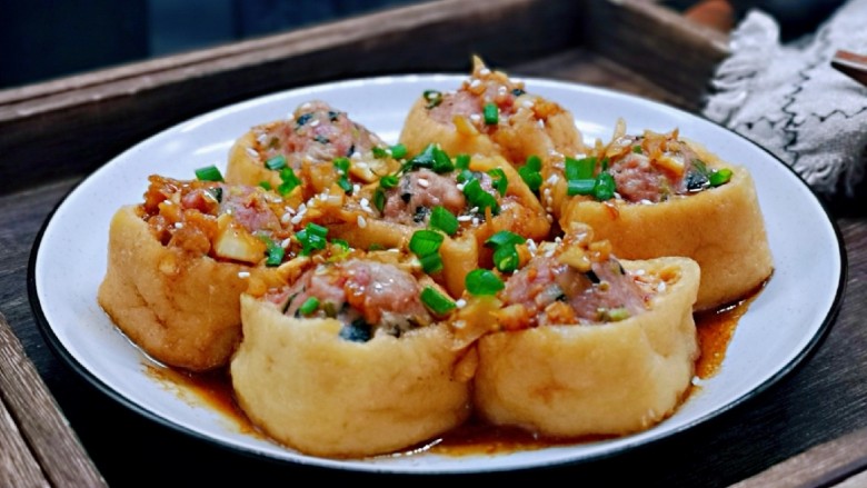 芹菜肉糜酿油豆腐,特别好吃呦~咬一口,汤汁爆出来啦!