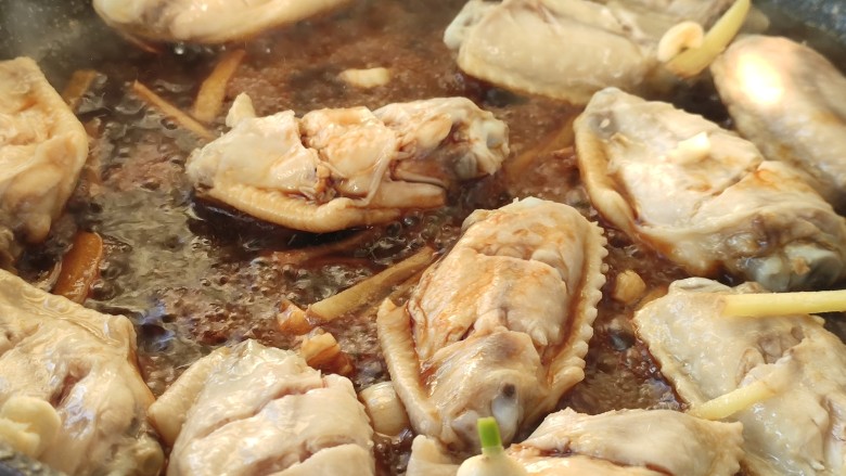 可乐鸡翅,放姜丝和蒜末,倒入<a style='color:red;display:inline-block;' href='/shicai/ 718'>料酒</a>和生抽。