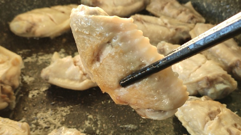 可乐鸡翅,煎出来的鸡油更香~