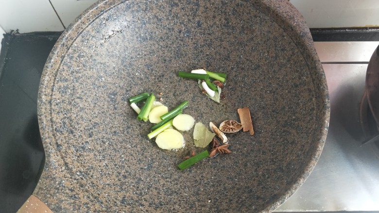 小鸡炖蘑菇,炒锅倒油,放入葱姜炒香