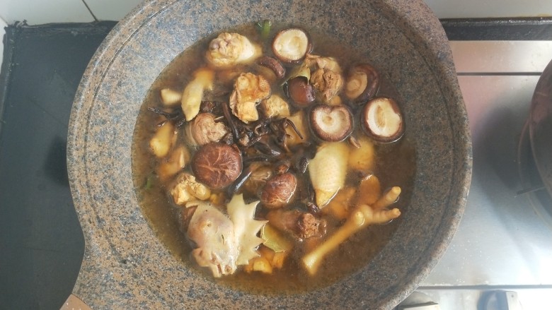 小鸡炖蘑菇,加温水,最好一次性加够,因为要炖很久