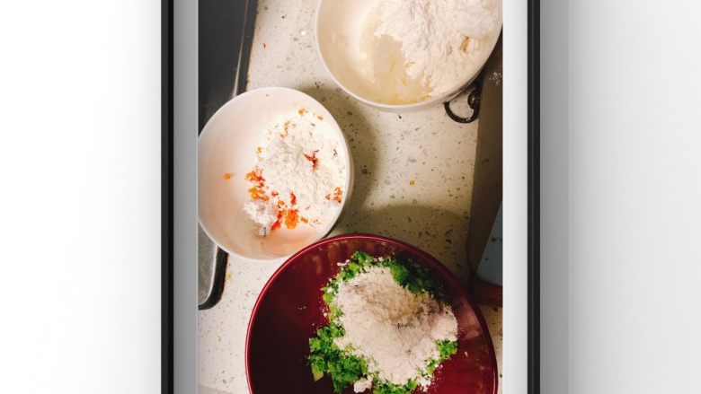 三色蒸糕(专为婆婆制作),搅拌好的胡萝卜,白萝卜,西兰花泥中分3份放入面粉!