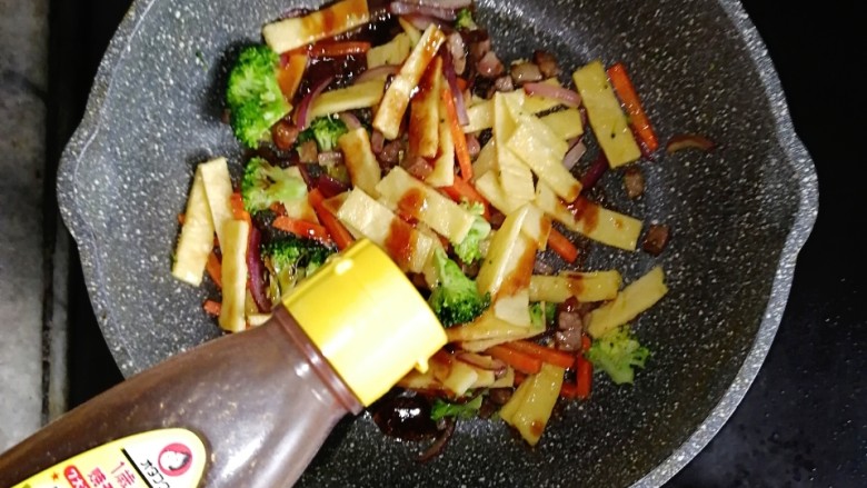 牛小排杂蔬炒蛋饼,出锅前挤适量的炒面酱调味(没有的可以倒适量的宝宝酱油或者盐,都好吃的)