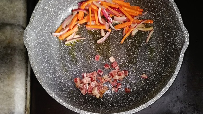 牛小排杂蔬炒蛋饼,将蔬菜推到一边,倒入腌好的牛小排炒至变色