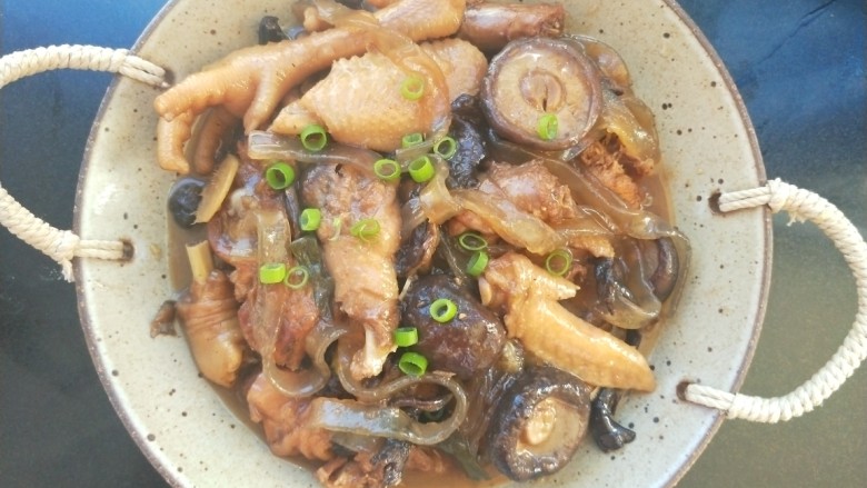 小鸡炖蘑菇,盛盘,撒葱花点缀