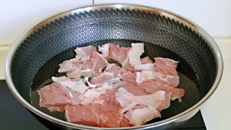 红烧牛肉空心面,泡好的牛腩焯水,冷水入锅,大火烧开,煮3分钟。