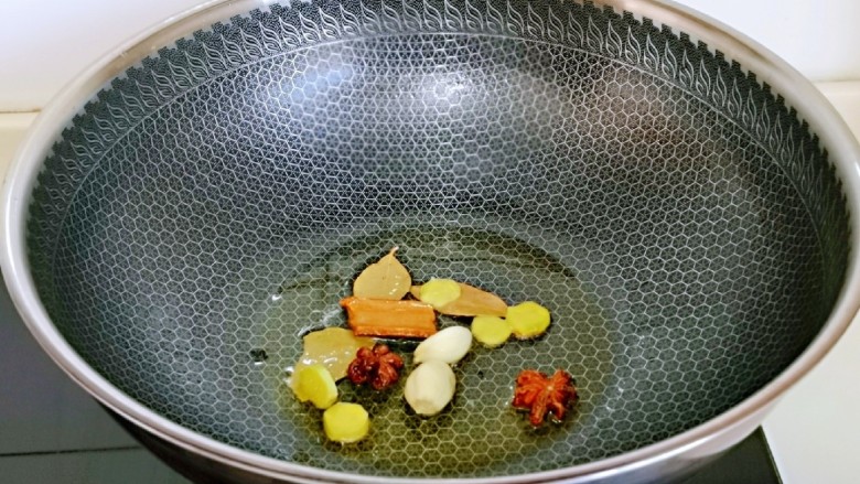 红烧牛肉空心面,起油锅,加入提前准备好的香料。(<a style='color:red;display:inline-block;' href='/shicai/ 37'>姜</a>蒜去皮提前切好)