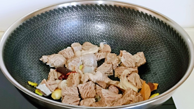 红烧牛肉空心面,再将焯水的牛腩放入锅中煸炒,小火炒至没有水分为止。