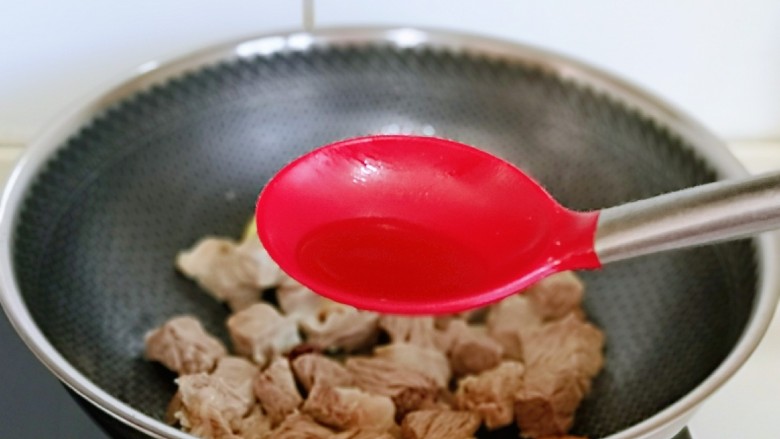 红烧牛肉空心面,加入<a style='color:red;display:inline-block;' href='/shicai/ 718'>料酒</a>,可以适当多一些,去腥。