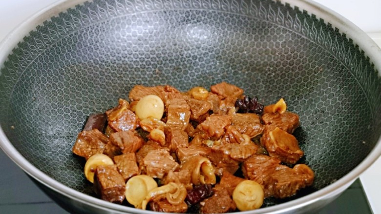 红烧牛肉空心面,之后大火将汤汁收干,这样牛肉就做好啦,盛出备用。(我放了几个鹌鹑蛋,特别好吃呦)