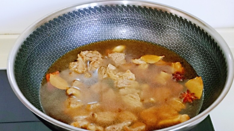 红烧牛肉空心面,加入纯净水,水量一次性加够,因为需要炖的久一点,约炖了40分钟。(时间可以根据自己喜欢的口感增减)