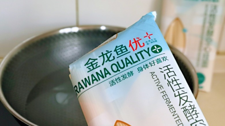 红烧牛肉空心面,开始煮金龙鱼优+活性发酵空芯面啦!锅中加入纯净水烧开,将面条均匀分散下入沸水中。(面的量可以根据个人胃口来)