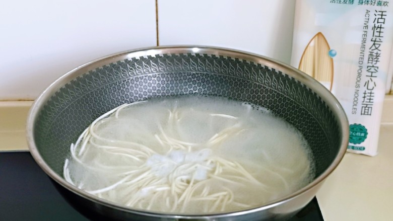 红烧牛肉空心面,大火煮约5分钟左右,中间加了两次凉水,总之直到将面条煮熟捞出即可。