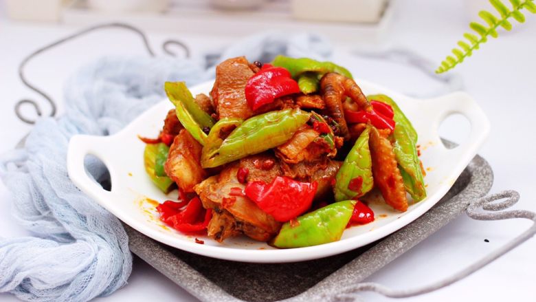 双椒辣爆鸡块,下饭又好吃的双椒辣爆鸡块就出锅咯,盛到盘里即可食用。