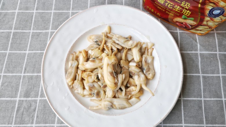 金牌葱姜巧烹蛏,将蛏子去皮去裙边(肉上黑色边沿部分)剥出肉。