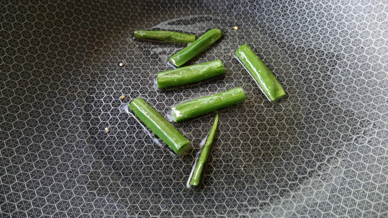 金牌葱姜巧烹蛏,另起锅,倒入适量多力花生油,烧热下葱绿,小火煎葱油。
