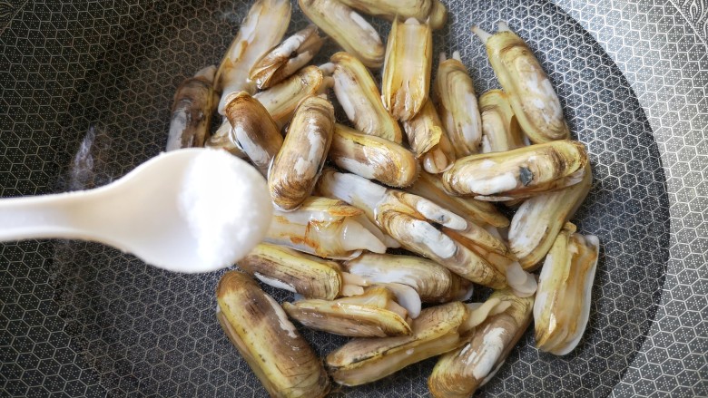 金牌葱姜巧烹蛏,锅中宽水煮开放入洗净的蛏子,加一点盐,焯一下,待蛏子一开口就关火。