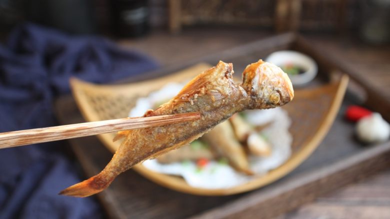 香炸小黄鱼(附炸小黄鱼酥脆的小妙招),迫不及待的尝了一天,真是又香又酥。