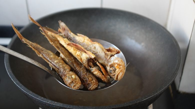 香炸小黄鱼(附炸小黄鱼酥脆的小妙招),依次炸好,捞出沥油。
