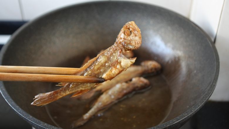 香炸小黄鱼(附炸小黄鱼酥脆的小妙招),香炸小黄鱼出锅啦!