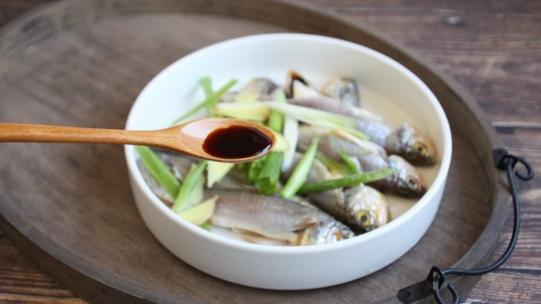 香炸小黄鱼(附炸小黄鱼酥脆的小妙招),加入<a style='color:red;display:inline-block;' href='/shicai/ 788'>生抽</a>。