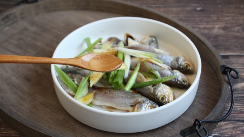 香炸小黄鱼(附炸小黄鱼酥脆的小妙招),加入料酒,适当可以多一点,去腥。