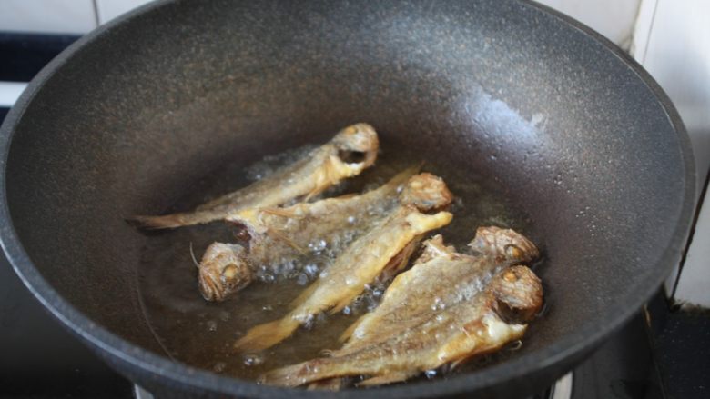 香炸小黄鱼(附炸小黄鱼酥脆的小妙招),小火炸至金黄。