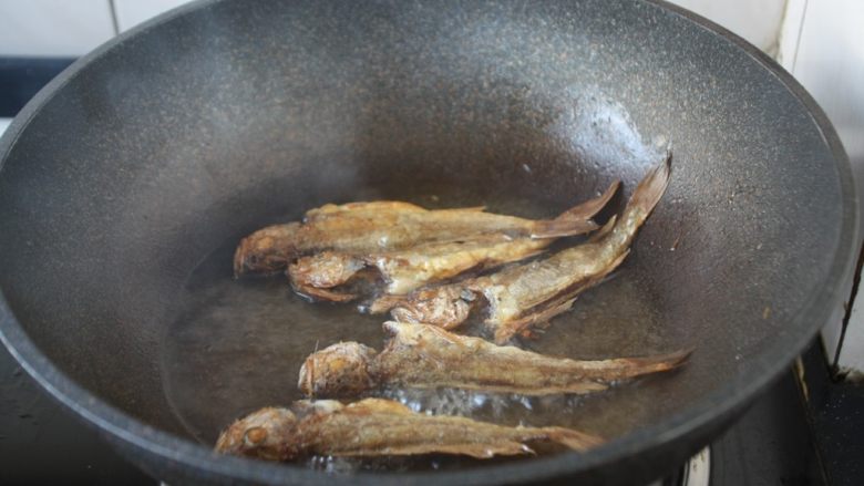 香炸小黄鱼（附炸小黄鱼酥脆的小妙招）,再复杂一次，这样更酥。