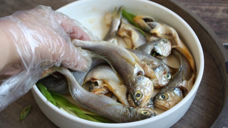 香炸小黄鱼(附炸小黄鱼酥脆的小妙招),把它们轻轻抓均。