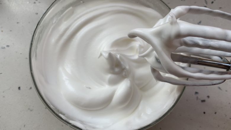 奶香手指饼,白糖分三次加入,最后打发到提起打蛋器有尖角