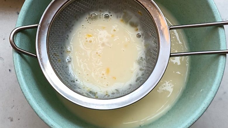 芒果蛋挞(无奶油版),过筛一遍,这样烤出的蛋挞会更嫩滑