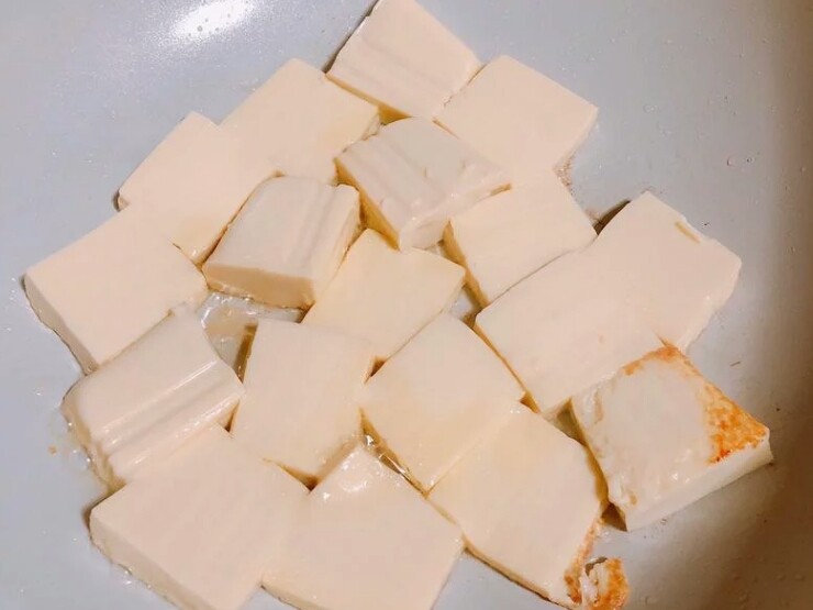 酱烧虾仁豆腐,起油锅,放入豆腐