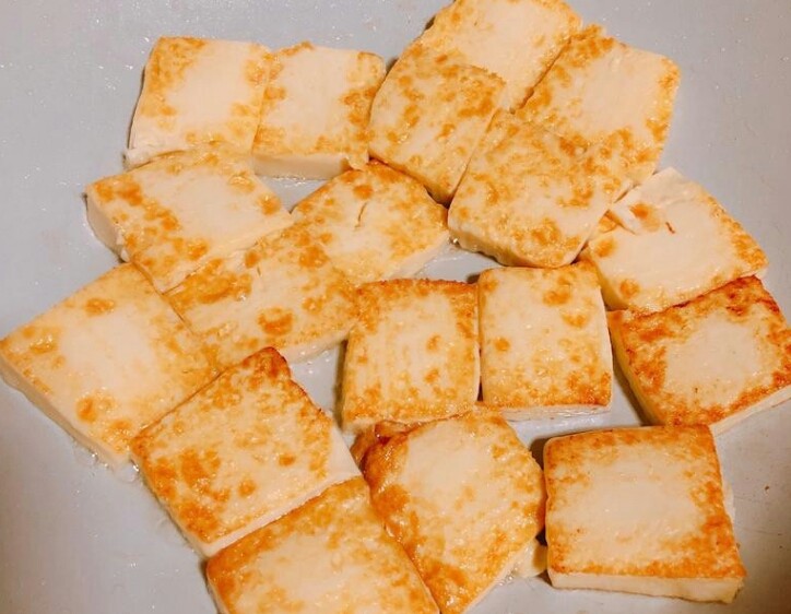 酱烧虾仁豆腐,将豆腐煎至黄金色,捞起备用
