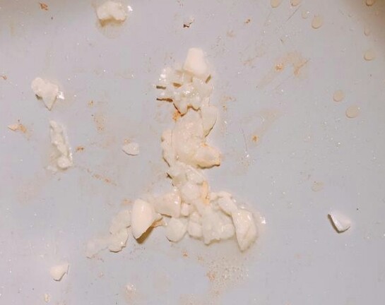 酱烧虾仁豆腐,原锅放入适量的油,将蒜头爆香