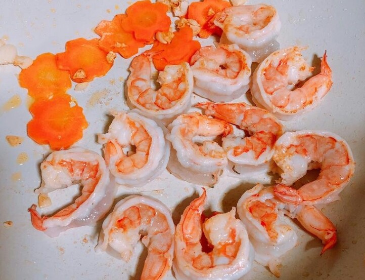 酱烧虾仁豆腐,放入虾仁,炒至8分熟