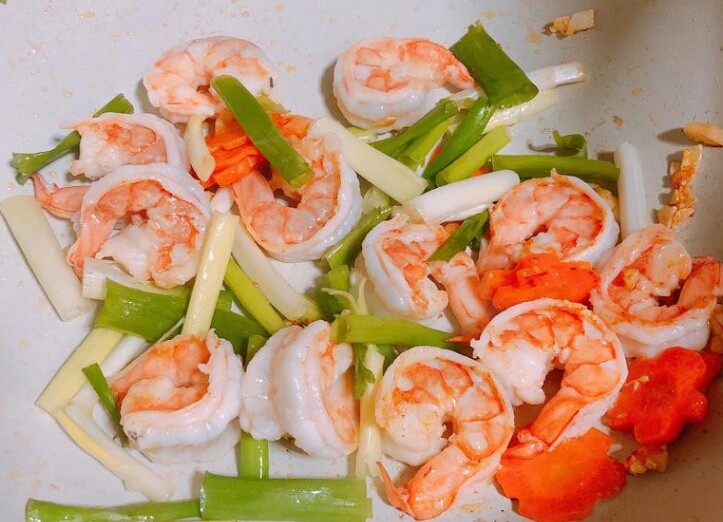 酱烧虾仁豆腐,放入刚才煎好的豆腐,依序加入调味料,适量的水,拌炒至均匀,起锅前,可试下味道,不足可加烹大师调味