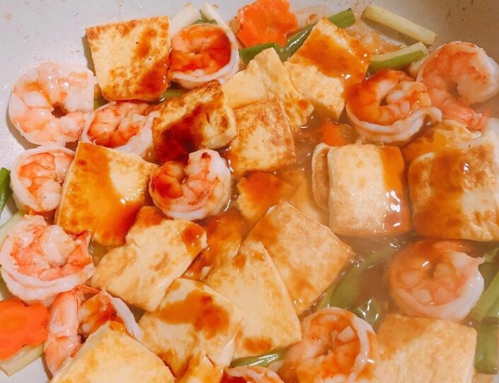酱烧虾仁豆腐,完成后,就可装盘上桌啦