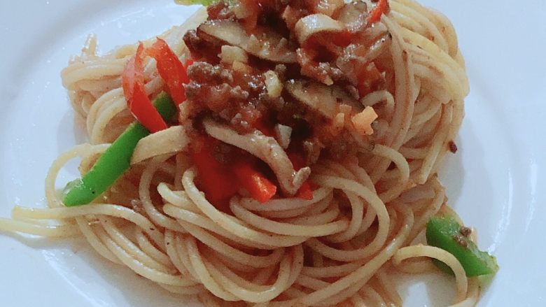 番茄肉酱意大利面,肉酱面装盘，就可以享用美食啦