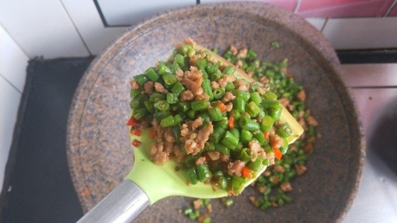 肉沫豆角,然后加一点醋,一点鸡精出锅。