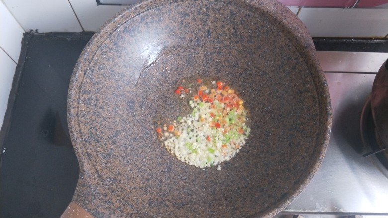 肉沫豆角,炒锅内倒油,葱花蒜末炒香