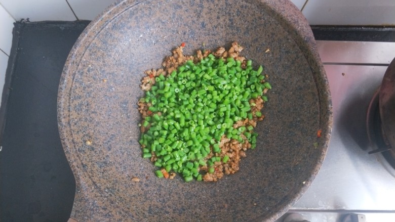 肉沫豆角,然后把豆角倒进去翻炒,加盐