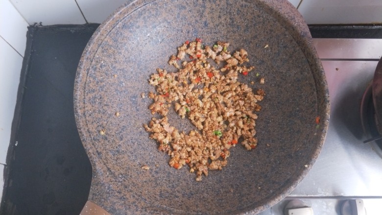 肉沫豆角,倒入肉馅炒散,炒变色,加少量生抽,两滴老抽,一小勺蚝油,上色