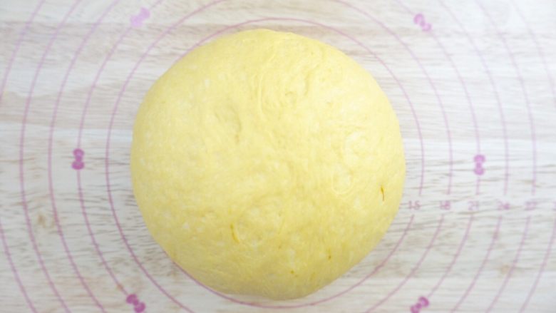 南瓜泥黄金软排包,排气分割盖保鲜膜静置松弛15分钟