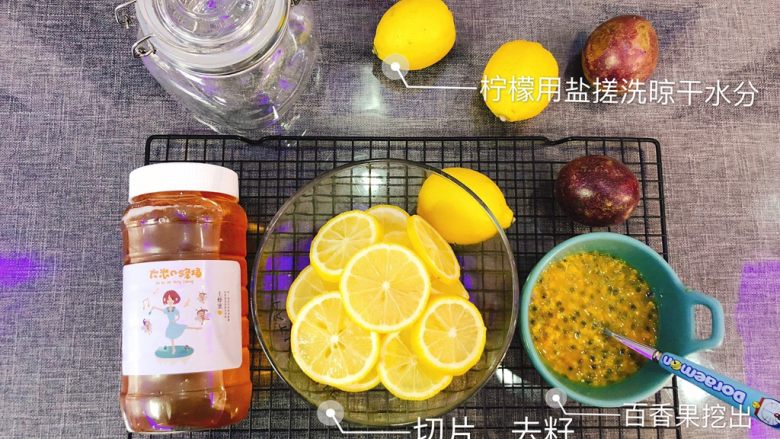蜂蜜柠檬百香果,柠檬切片去籽,百香果挖出