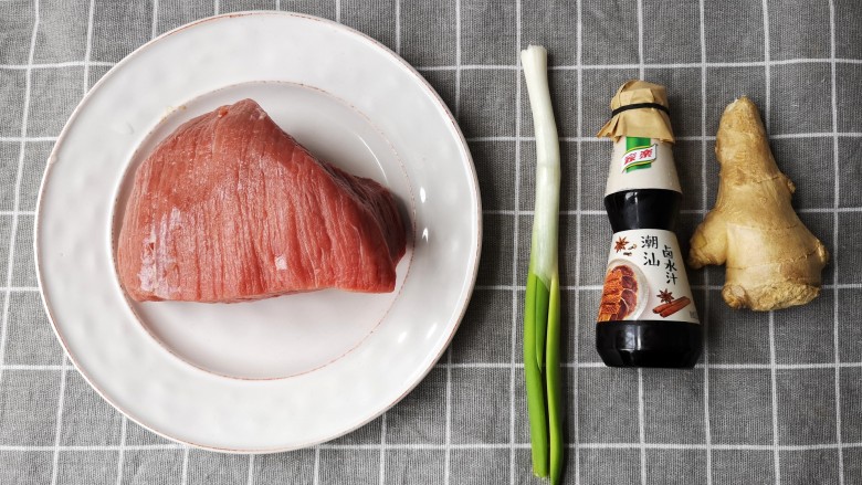 牛肉干,准备食材。如果怕麻烦的友友们可以选择方便的<a style='color:red;display:inline-block;' href='/shicai/ 146117'>卤水汁</a>,就不用再加其他调料了。