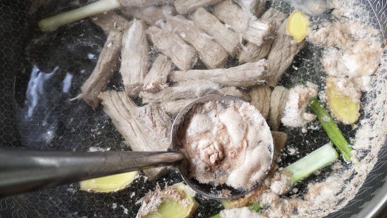 牛肉干,大火煮开,焯一下牛肉,将血末撇出。
